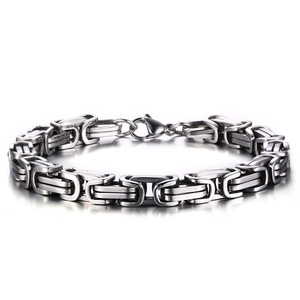 Vista macro di un bracciale a catena bizantina argento con chiusura a moschettone