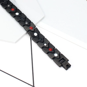 Bracelet magnétique homme en acier titane noir avec maillons cœur et pierres colorées