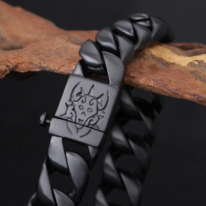 Bracelet gourmette noir mat pour homme en acier titane avec fermoir gravé d'un crâne