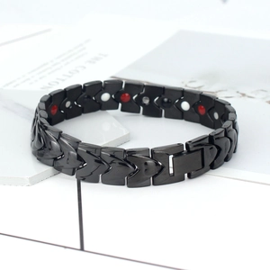 Détail du bracelet magnétique noir en titane avec pierres de thérapie et maillons en V