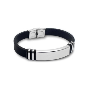 Détail d'un bracelet en silicone pour hommes avec plaque en acier inoxydable poli