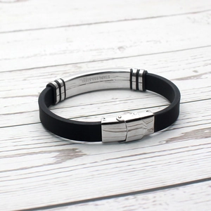 Bracelet en silicone noir pour homme avec plaque en acier inoxydable sous un angle de 45°