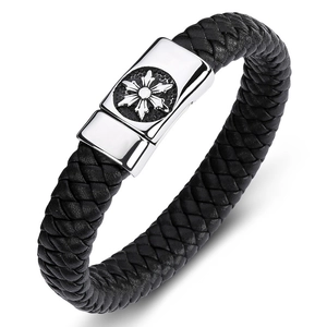 Detail von schwarz geflochtenem Lederarmband mit einem silbernen Stern-Metallverschluss