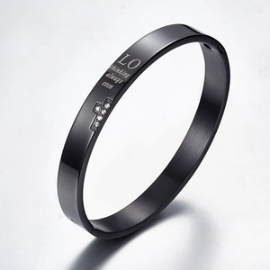Bracelet noir en titane avec croix en zircon et gravure détaillée en gros plan poli