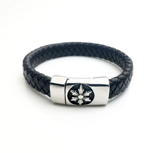 Detailansicht eines schwarzen geflochtenen Lederarmbands mit silbernem Sonnenblumen-Verschluss