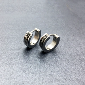 Orecchini a cerchio unisex in acciaio nero con motivo a greca classica inciso