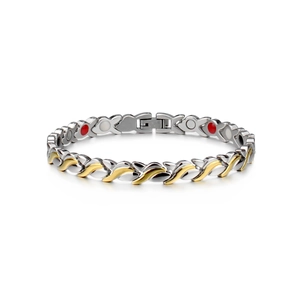 Vue détaillée du bracelet magnétique bicolore avec maillons tissés en argent et or