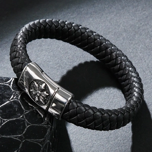 Makroansicht des Herrenarmbandes aus schwarzem Leder mit silbernem Stern-Metallverschluss