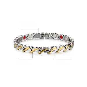 Détail d'un bracelet bicolore à maillons en X avec aimants et placage en or inoxydable