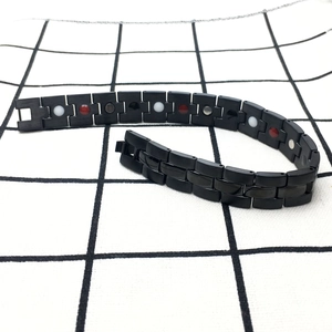 Détail du bracelet magnétique montrant les perles d'ions négatifs et d'infrarouge lointain