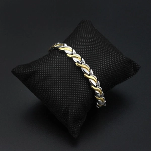 Bracelet magnétique bicolore argent et or en acier inoxydable tissé pour femme exposé
