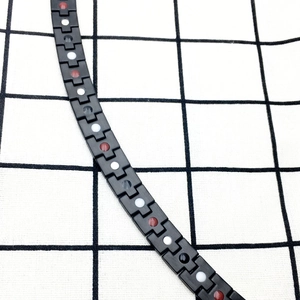 Bracelet magnétique pour homme noir mat avec inserts d'énergie et maillons élégants