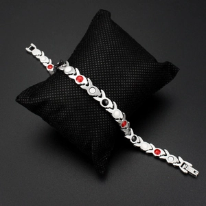 Bracelet magnétique bicolore en acier inoxydable avec perles colorées sur coussin en maille noire