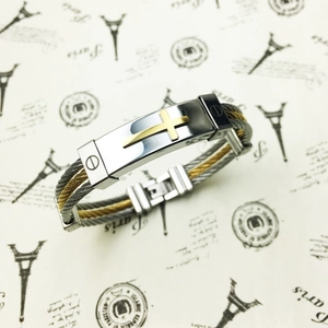 Bracelet tressé en fil d'acier à trois rangs avec croix dorée et vis décoratives