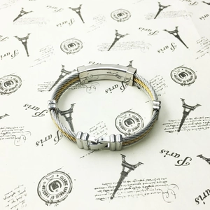 Bracelet pour homme en acier titane avec tressage à trois fils et croix dorée