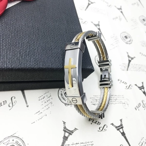 Bracelet homme en acier titane tressé avec croix dorée sur une plaque de métal argentée