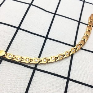 Elegantes goldenes Fischschwanz-Gliederarmband mit funkelnden Zirkonia für Damen