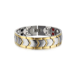 Détail du bracelet magnétique bicolore montrant les maillons et pierres fonctionnelles