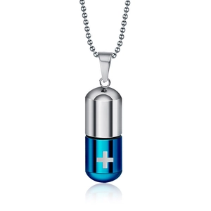 Détail d'un pendentif flacon de parfum en forme de pilule avec finition bleue et croix
