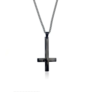 Gros plan du pendentif croix inversée noir poli sur chaîne en acier inoxydable argenté