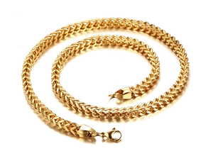 Vue détaillée du collier chaîne Franco dorée avec maille serrée et fermoir mousqueton