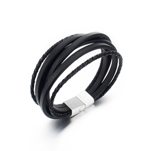 Détail du bracelet en cuir tressé multicouche avec fermoir magnétique en acier