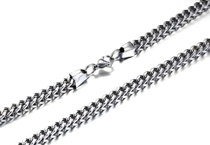 Détail d'un collier chaîne en acier inoxydable argenté avec fermoir mousqueton sûr