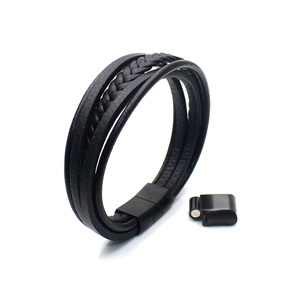 Détail du bracelet multicouche en cuir tressé avec fermoir magnétique en métal noir mat