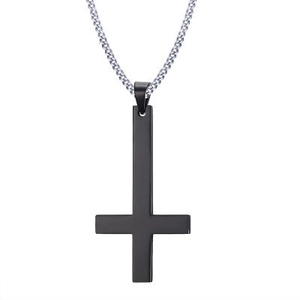Collier avec pendentif croix inversée en acier noir et chaîne argentée style punk gothique