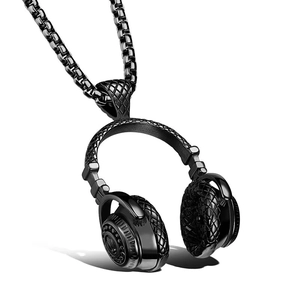 Macro d'un pendentif casque en acier titane noir avec texture losange sur la chaîne box