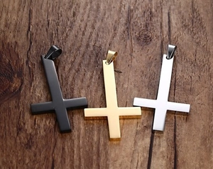 Pendentifs croix inversée en acier inoxydable poli en couleurs noir, or et argent brillant
