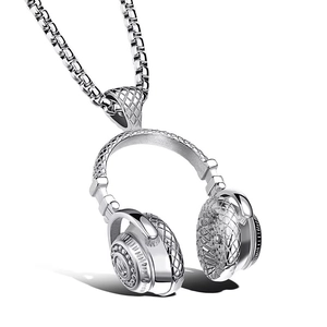 Détail du pendentif casque argenté avec texture quadrillée sur une chaîne maille vénitienne