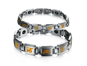Détail macro de bracelets en acier titane avec mantra bouddhiste doré et aimants de thérapie