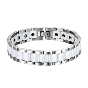 Détail du bracelet en acier titane céramique blanche avec aimants et fermoir pliant