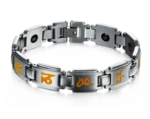 Gros plan du bracelet de santé en titane avec mantras dorés et aimants intégrés