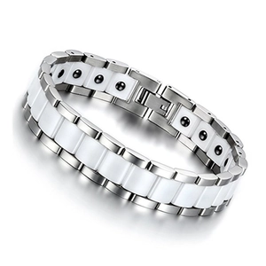 Détail macro du bracelet de thérapie magnétique avec céramique blanche et acier argenté