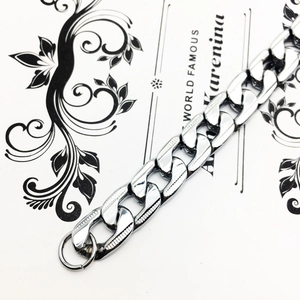 Bracelet gourmette plat argenté 12mm avec détails de rayures industrielles texturées