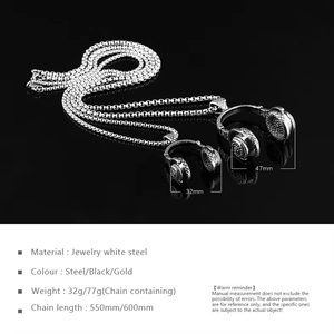 Détail de pendentifs casque rétro en acier inoxydable avec texture nid d'abeille