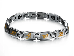 Détail d'un bracelet en acier inoxydable avec mantra doré et pierres magnétiques internes