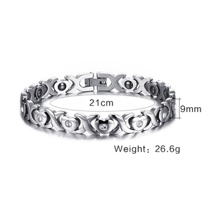 Détail du bracelet magnétique en acier avec coeurs, longueur 21 cm et largeur de 9 mm