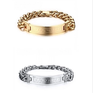 Vista dettagliata di bracciali in acciaio inossidabile oro e argento con incisione a chiave greca