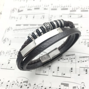 Bracelet multicouche pour homme en cuir marron avec plaque en métal poli et fermoir aimanté