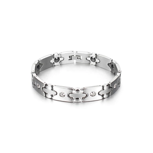 Detailaufnahme des Titanstahl-Magnetarmbands mit Kreuzgliedern und Kristallen