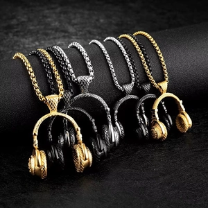 Colliers pendentifs casque en acier inoxydable style rock en finitions or, argent et noir