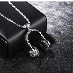 Collier en acier inoxydable style rock avec pendentif casque audio sur une boîte de montre