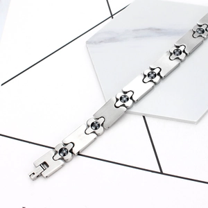 Magnetarmband für Herren aus Titanstahl mit gebürsteten Metallgliedern und Steinen