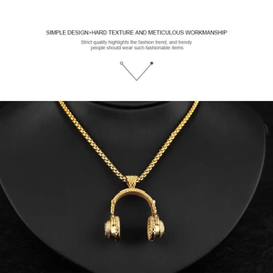 Détail du pendentif casque doré avec texture ciselée sur une chaîne à mailles box