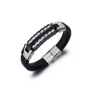 Detailansicht von geflochtenem Lederarmband mit silbernen Zahnrädern und Klappverschluss