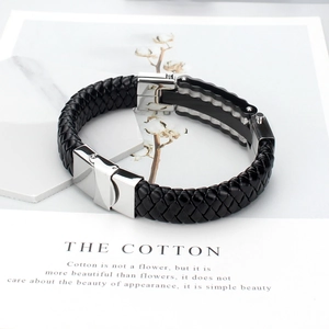Herren Armband aus schwarzem geflochtenem Leder mit poliertem Edelstahl-Verschluss