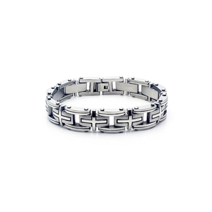 Vue détaillée du bracelet en acier titane pour homme avec maillons croisés